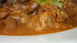 Hovězí líčka s česnekem, paprikami a rozmarýnem