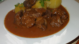 Hovězí líčka s česnekem, paprikami a rozmarýnem