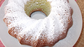 Hrnková pistáciová bábovka