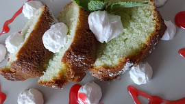 Hrnková pistáciová bábovka