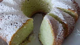 Hrnková pistáciová bábovka