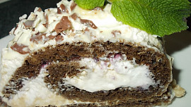 Café  roláda s jablečnou šlehačkovou pěnou