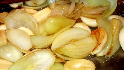 Kávová redukce s cibulkou a česnekem, Cibulku s česnekem pozvolna restujeme