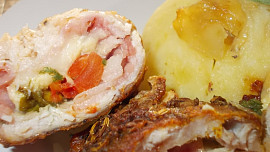 Kotlety na pivě, plněné slaninou, bylinkami a syrečkem