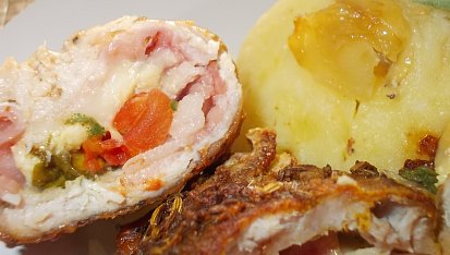 Kotlety na pivě, plněné slaninou, bylinkami a syrečkem