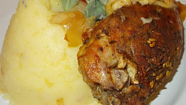 Kotlety na pivě, plněné slaninou, bylinkami a syrečkem