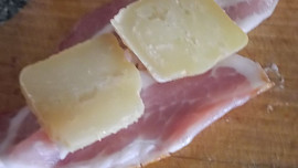 Kotlety na pivě, plněné slaninou, bylinkami a syrečkem