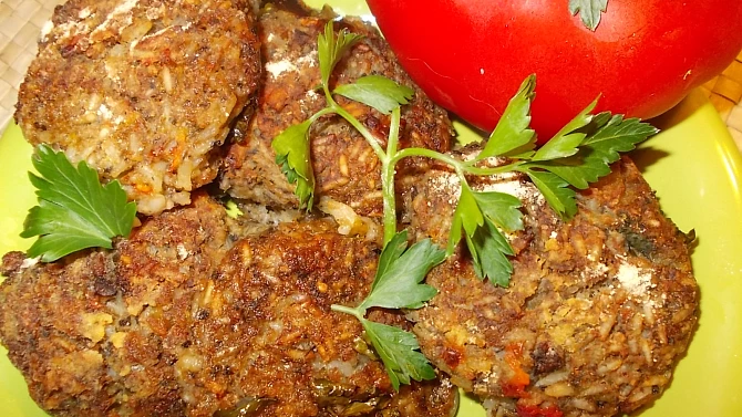 Křehké placičky z kuřecího masa, hlívy , mrkve a rýže