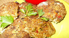 Křehké placičky z kuřecího masa, hlívy , mrkve a rýže