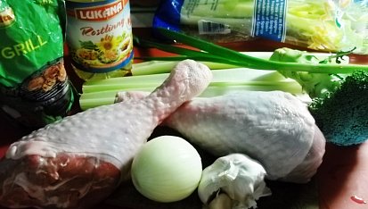 Krůtí stehna pečená na řapíkatém  celeru a brokolici, suroviny...