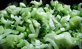 Krůtí stehna pečená na řapíkatém  celeru a brokolici (zelenina v pekáčku...)