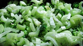 Krůtí stehna pečená na řapíkatém  celeru a brokolici, zelenina v pekáčku...