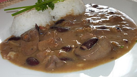 Vepřové ledvinky na chilli a  fazolích