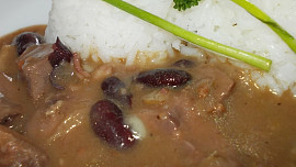 Vepřové ledvinky na chilli a  fazolích