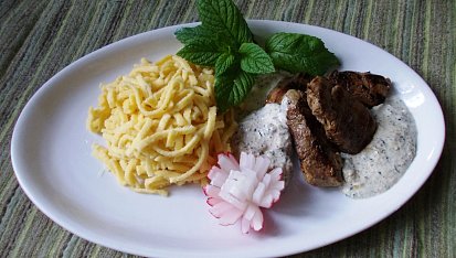 Mátovo-mandlový krém na vepřových medajloncích