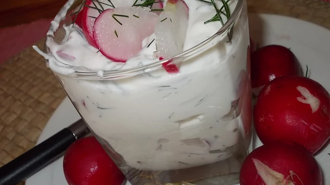 Měkký tvaroh s ředkvičkami a koprem