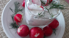 Měkký tvaroh s ředkvičkami a koprem