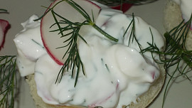 Měkký tvaroh s ředkvičkami a koprem