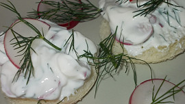 Měkký tvaroh s ředkvičkami a koprem