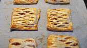 Mřížkové koláčky z listového těsta s jablky a tvarohem