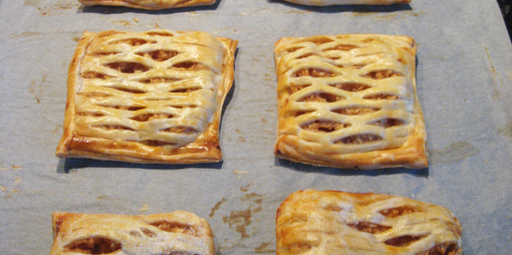 Mřížkové koláčky z listového těsta s jablky a tvarohem