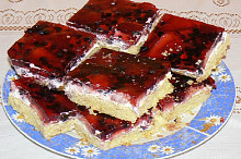 Piškotový řez s ovocem