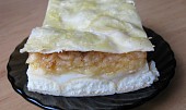 Pudinkovo-jablečný koláč s piškoty z listového těsta