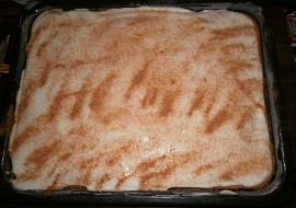 Pudinkovy koláč se zakysanou smetanou (Před rozkrájením)