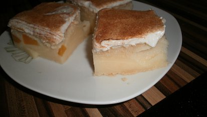 Pudinkovy koláč se zakysanou smetanou