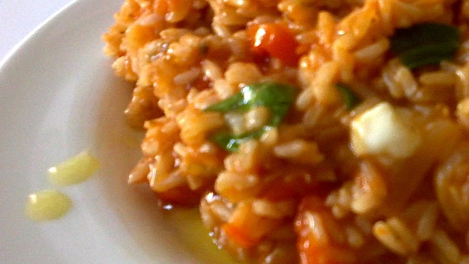 Rizoto z hnědé rýže s cherry rajčátky, mozzarellou a čerstvou bazalkou