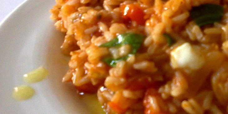 Rizoto z hnědé rýže s cherry rajčátky, mozzarellou a čerstvou bazalkou