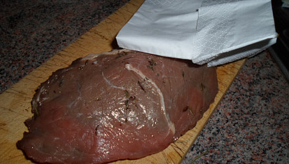 Rump steak v bylinkách, steak pořádně otřeme