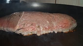 Rump steak v bylinkách, grilujeme z jedné strany, nepícháme, nezvedáme maso