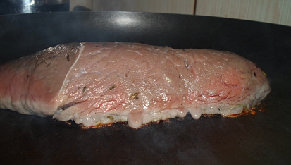 Rump steak v bylinkách, grilujeme z jedné strany, nepícháme, nezvedáme maso