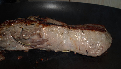 Rump steak v bylinkách, opékáme z druhé strany..