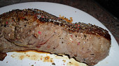 Rump steak v bylinkách (z obou stran silněji osolíme a opepříme...)