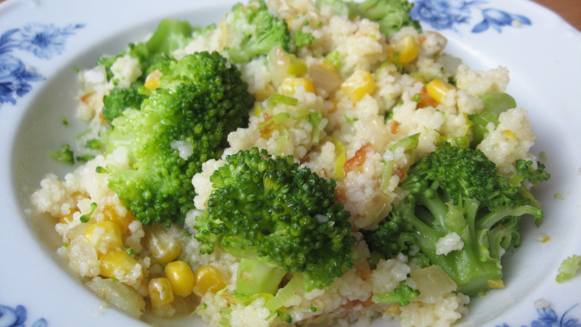 Kuskus s brokolicí, česnekem a kukuřicí