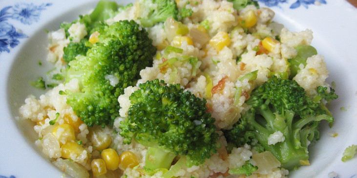 Kuskus s brokolicí, česnekem a kukuřicí