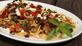 Špagety s olivovou tapenadou