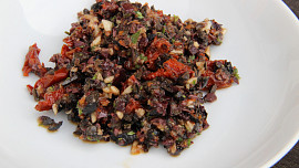 Špagety s olivovou tapenadou