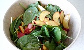 Špenátový salát s jahodami a nektarinkou