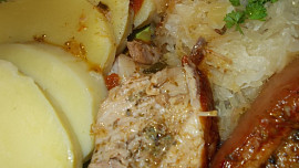 Šťavnatá pečeně ze selete na majoránce a   cibuli