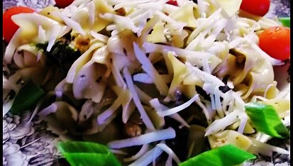 Tagliatelle s uzenou krkovicí, řapíkatým celerem, houbami a bazalkou