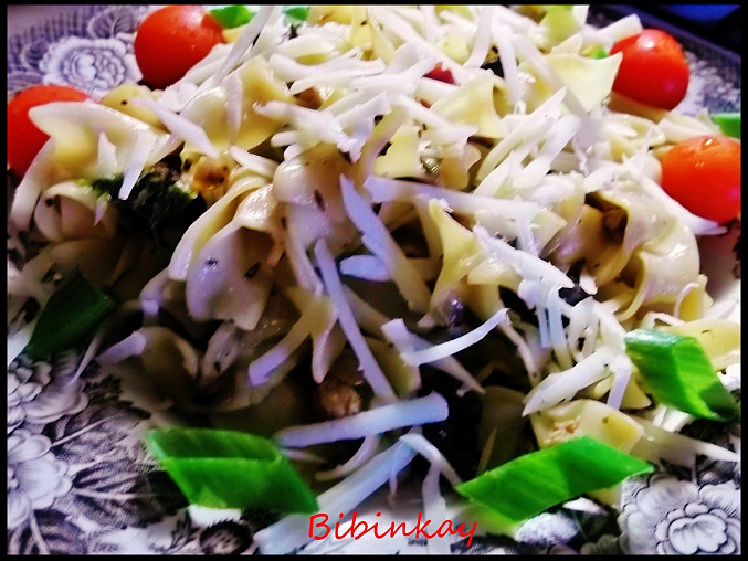 Tagliatelle s uzenou krkovicí, řapíkatým celerem, houbami a bazalkou