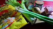 Tagliatelle s uzenou krkovicí, řapíkatým celerem, houbami a bazalkou, suroviny,,,