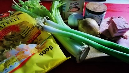 Tagliatelle s uzenou krkovicí, řapíkatým celerem, houbami a bazalkou, suroviny,,,