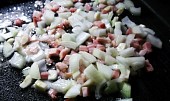 Tagliatelle s uzenou krkovicí, řapíkatým celerem, houbami a bazalkou, osmažit cibulku a dát uzené maso...