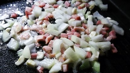 Tagliatelle s uzenou krkovicí, řapíkatým celerem, houbami a bazalkou, osmažit cibulku a dát uzené maso...