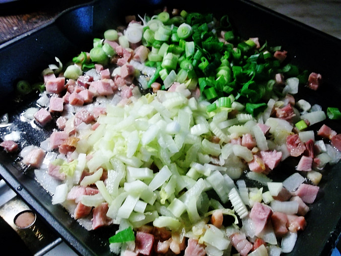 Tagliatelle s uzenou krkovicí, řapíkatým celerem, houbami a bazalkou, přidat houby, pak celer a cibulky...