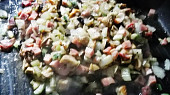 Tagliatelle s uzenou krkovicí, řapíkatým celerem, houbami a bazalkou (chvíli podusíme...)
